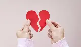 5 Zodiak yang Paling Susah Move On dari Mantan, Ada yang Sampai "Bongkar" Kenangan Lama