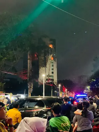 Gedung Bapenda DKI Jakarta Terbakar! 20 Mobil Damkar Dikerahkan, Api Masih Berkobar