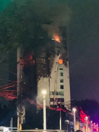 Api Mengamuk di Gedung Bapenda DKI, Puing Berjatuhan! Warga Diminta Menjauh