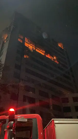 Mencekam! Api Kebakaran Gedung Bapenda DKI Tembus Atap, Damkar Kerahkan Bronto Skylift