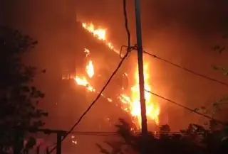 Mall Nipah Makassar Terbakar, Api Membesar dan 15 Mobil Damkar Dikerahkan