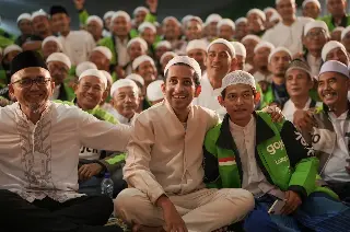 Habib Ja'far Pimpin Doa Pelepasan 70 Driver Gojek yang Akan Umrah Gratis