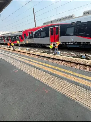 KRL Anjlok di Stasiun Jakarta Kota, Penumpang Dievakuasi dan Perjalanan Kembali Direkayasa