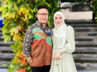 Arie Untung dan Fenita Arie Tertahan di Bali, Penerbangan ke Jakarta Terdampak Penutupan Bandara Soetta