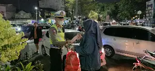 Antisipasi Abu Vulkanik Anak Krakatau, Polres Metro Bekasi Kota Bagikan Masker ke Warga