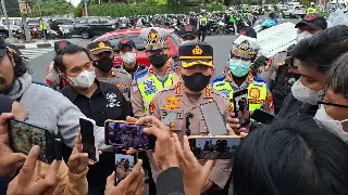 Abu Vulkanik Gunung Anak Krakatau Sampai Depok, Kapolres dan Polwan Turun Bagikan Masker ke Warga