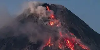 Merapi Muntahkan Lava Pijar 17 Kali dalam Sehari, Suplai Magma Masih Terus Mengalir