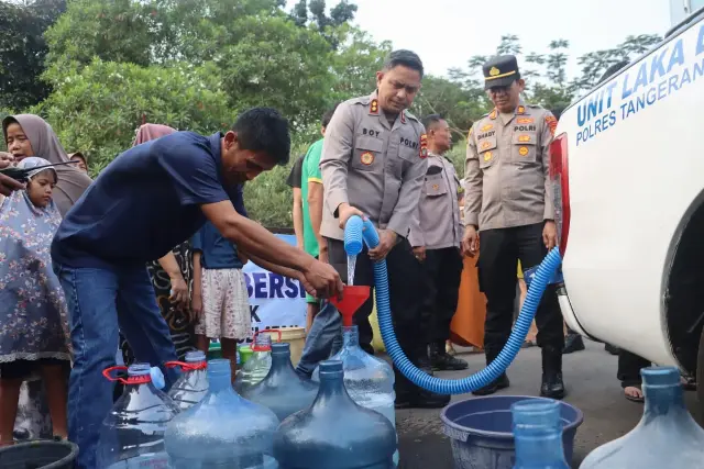 Polres Tangsel Salurkan Air Bersih untuk Warga Kranggan Terdampak Kekeringan