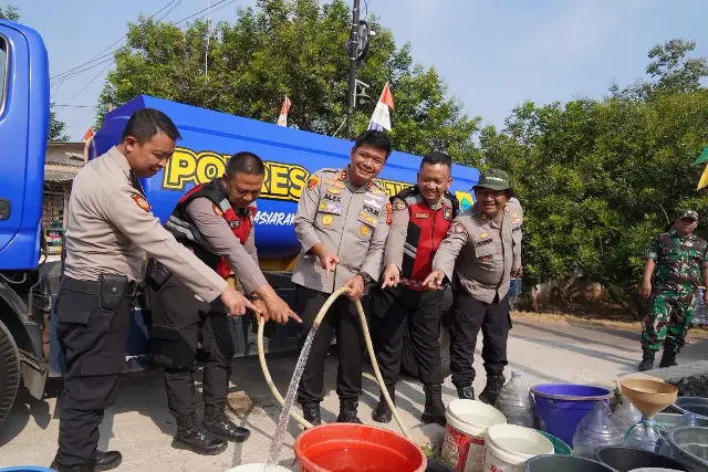 Respons Cepat! Warga Cianjur Telepon 110, Kapolres Langsung Kirim 5.000 Liter Air Bersih ke Kampung yang Dilanda Kekeringan 