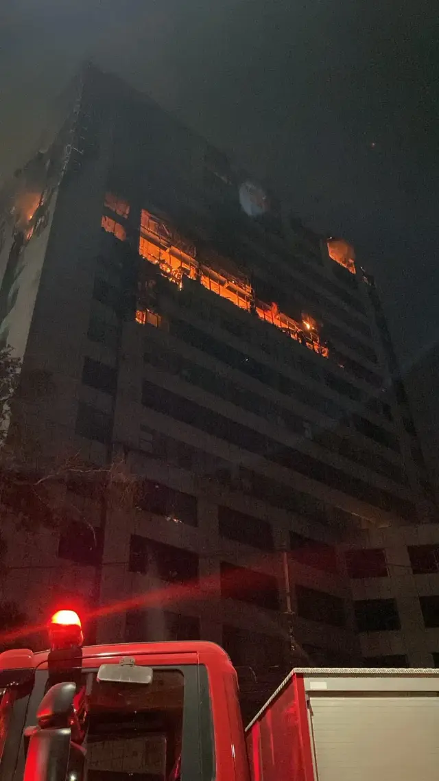 Mencekam! Api Kebakaran Gedung Bapenda DKI Tembus Atap, Damkar Kerahkan Bronto Skylift