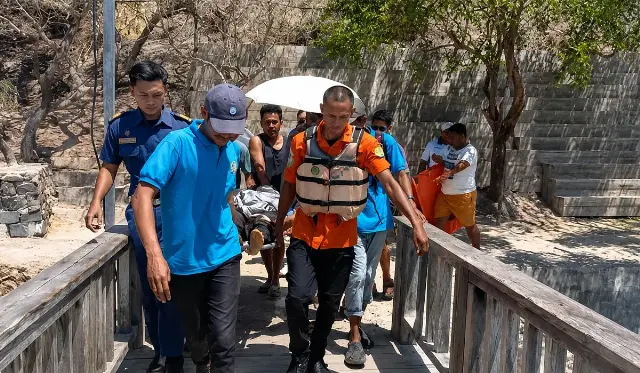 Turis China Jatuh di Puncak Pulau Padar Usai Berfoto, Dievakuasi SAR