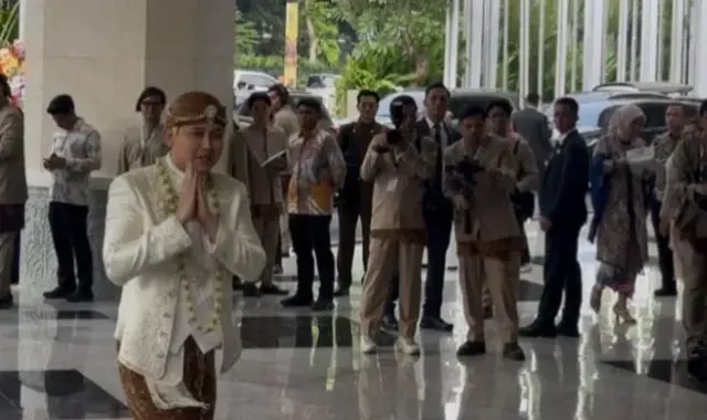 Pernikahan Rizky Irmansyah dan Chika Banjir Pejabat Negara, Penampilan Adat Jawa Jadi Sorotan