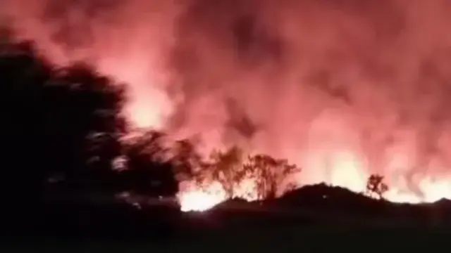 Kebakaran Lahan Kosong di Tallasa City Makassar Viral, Api Membumbung Tinggi Bikin Pengendara Panik