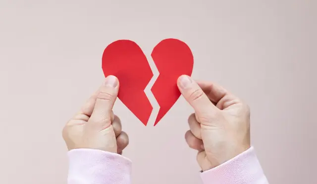 5 Zodiak yang Paling Susah Move On dari Mantan, Ada yang Sampai "Bongkar" Kenangan Lama