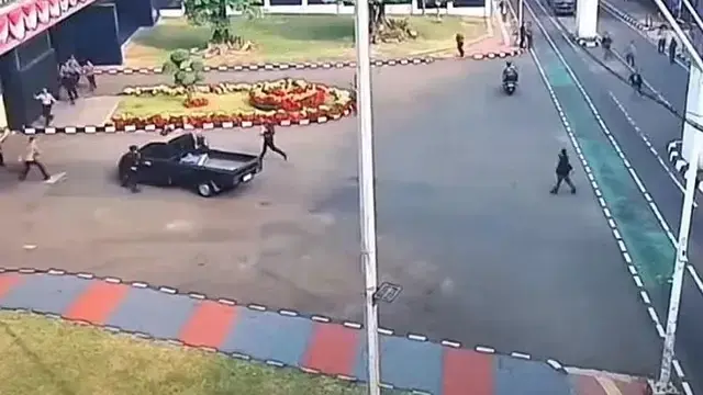 Pikap Hitam Terobos Gerbang DPR Saat Demo 27 Agustus, Sopir Mabuk dan Bawa Sajam