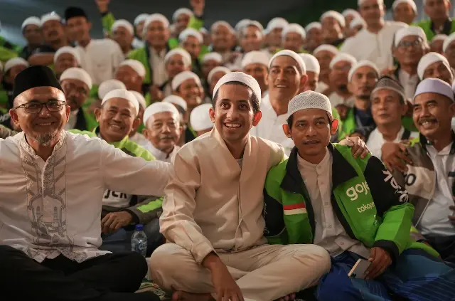 Habib Ja'far Pimpin Doa Pelepasan 70 Driver Gojek yang Akan Umrah Gratis