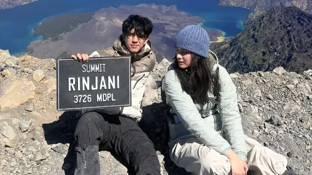 Momen Kompak Abun Sungkar dan Callista Arum di Puncak Rinjani, Bikin Warganet Salfok