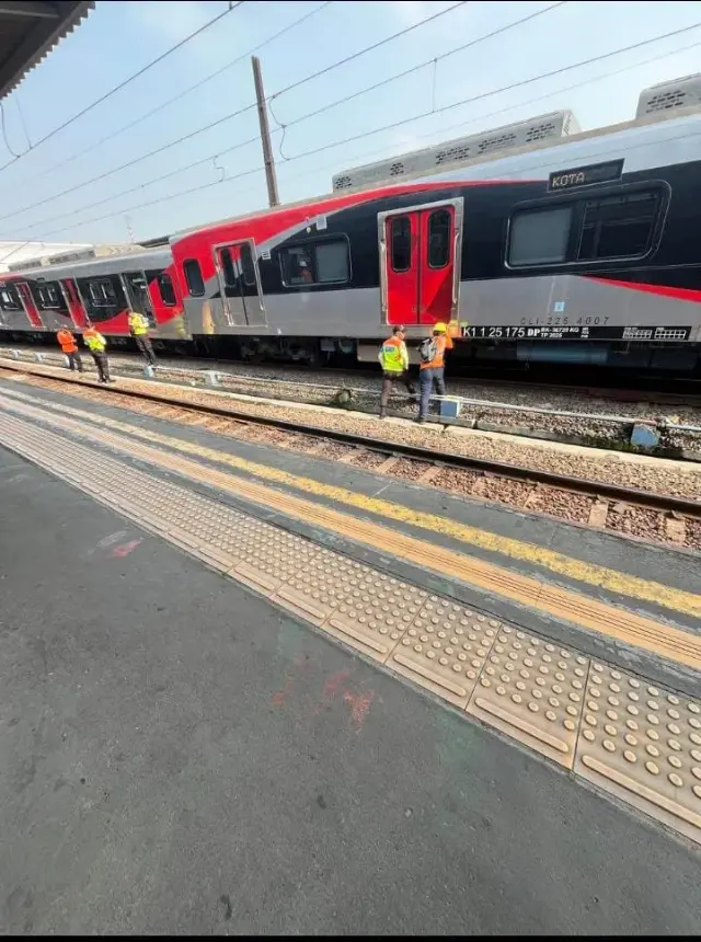 KRL Anjlok di Stasiun Jakarta Kota, Penumpang Dievakuasi dan Perjalanan Kembali Direkayasa