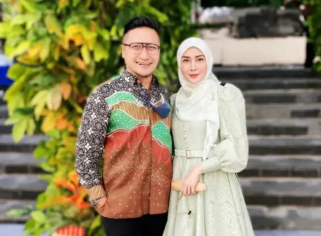 Arie Untung dan Fenita Arie Tertahan di Bali, Penerbangan ke Jakarta Terdampak Penutupan Bandara Soetta