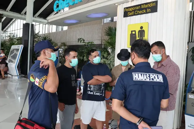 Polri Bagikan Snack dan Layanan Kesehatan untuk Penumpang di Bandara Soetta