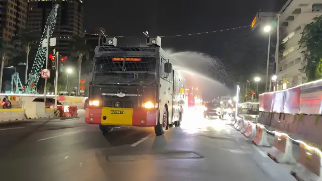 Abu Vulkanik Anak Krakatau Menyebar, Brimob Kerahkan AWC Semprot Jalan Jakarta hingga Bekasi