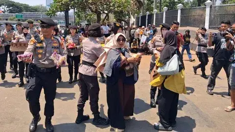 Kawal Aspirasi Petani di Depan DPR, Polisi Bagikan Makanan dan Air Mineral dengan Pendekatan Humanis