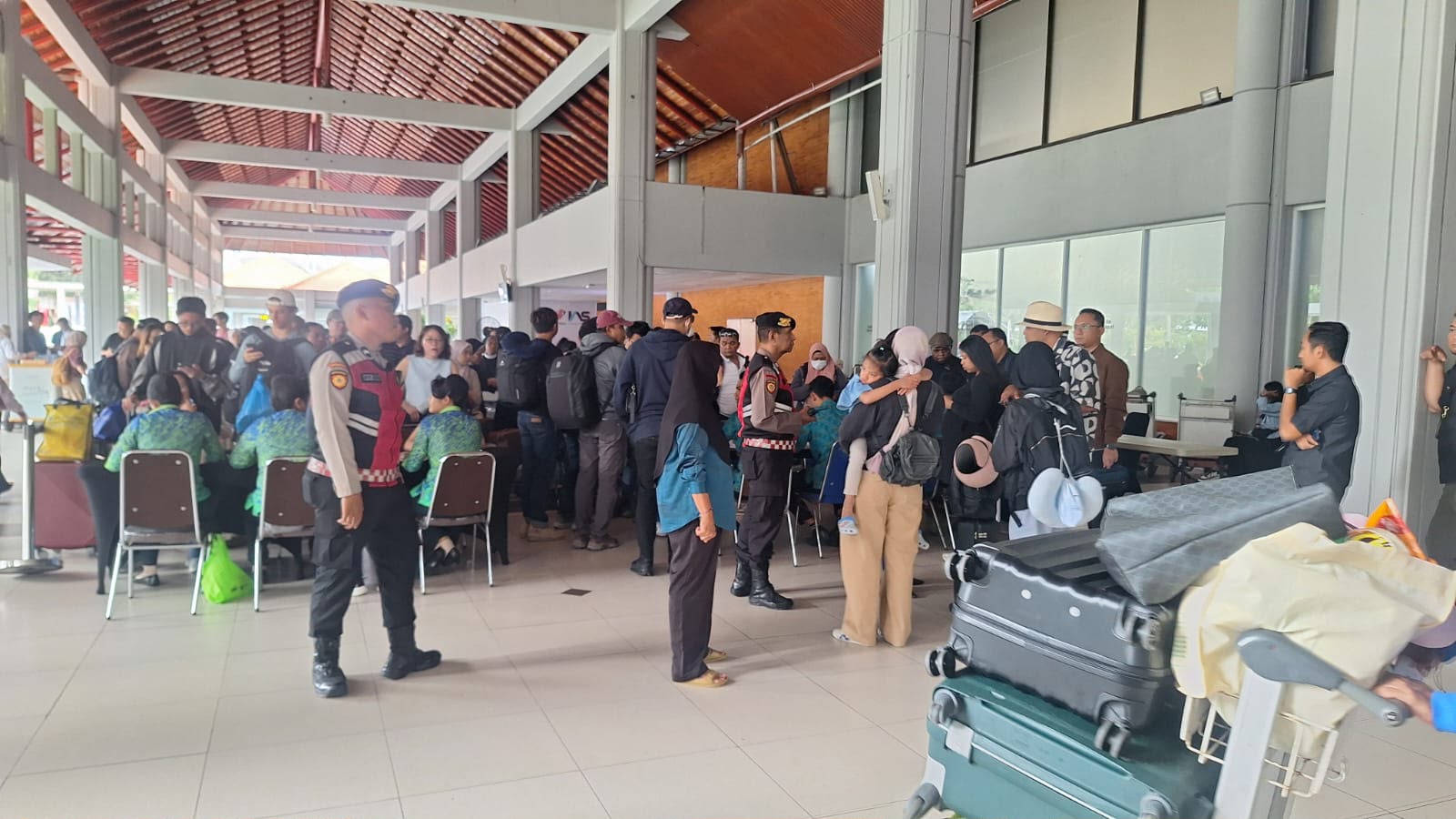 polisi perketat Ngurah Rai penerbangan batal