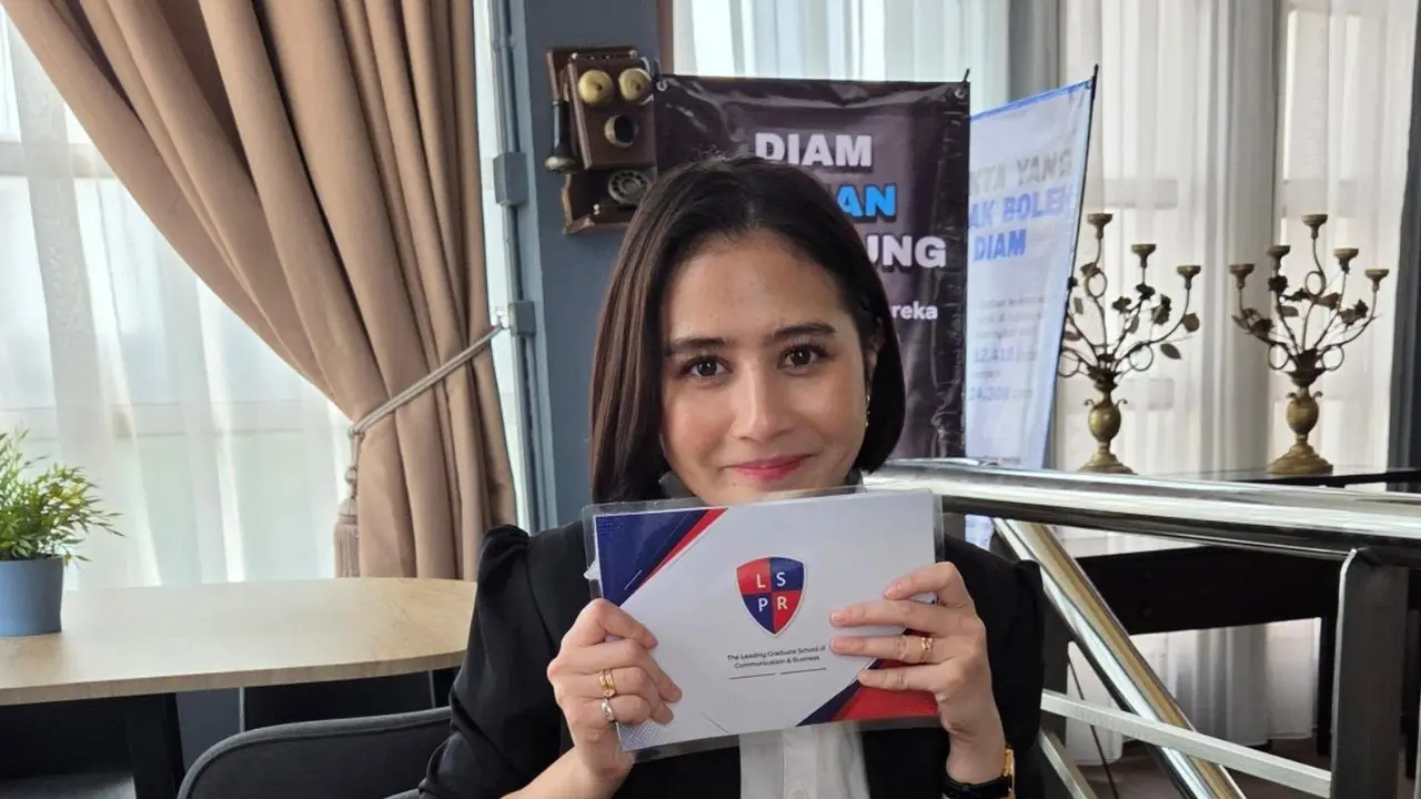 Prilly Latuconsina lulus S2 summa cum laude