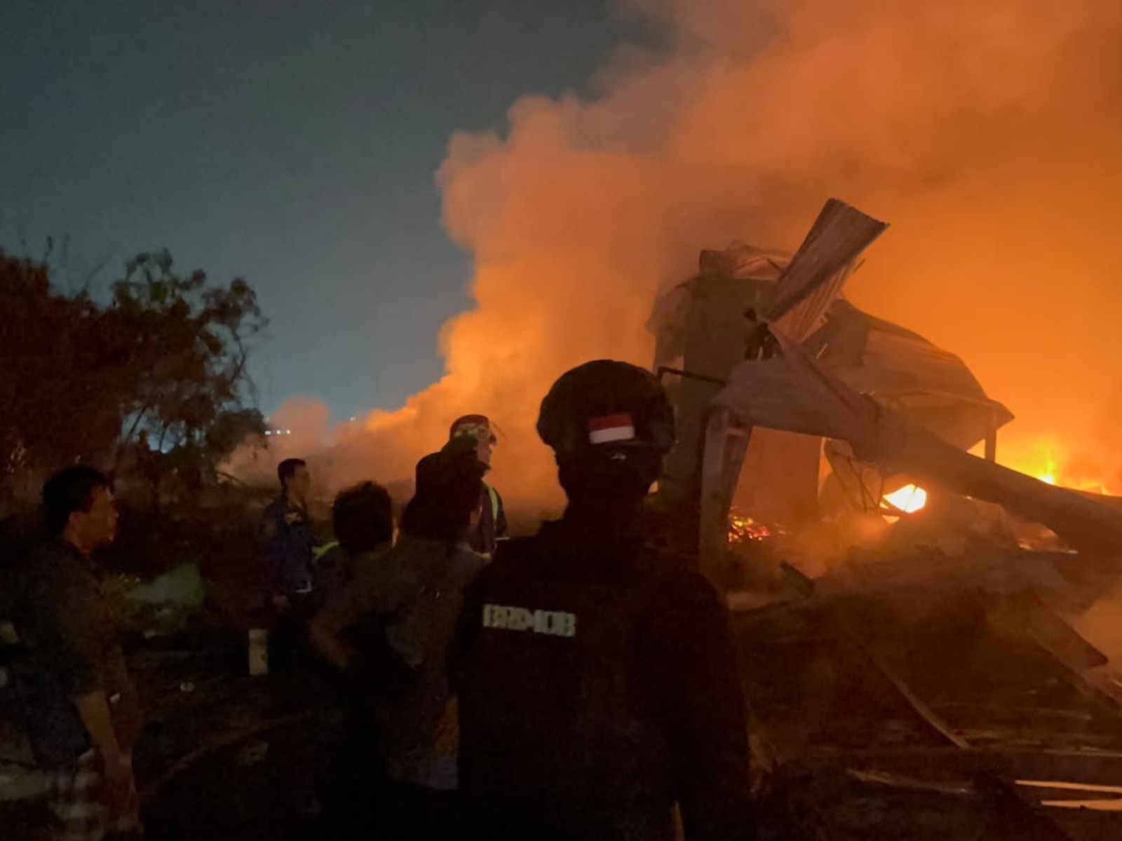 Kebakaran Lapak Limbah Bikin Geger Dini Hari, Brimob Polda Metro Jaya Turun Tangan di Bekasi