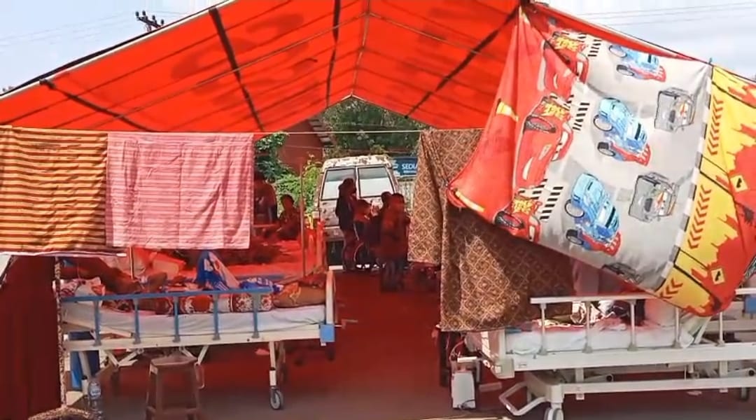 Gempa M 7,7 Guncang Flores, Pasien Rumah Sakit Dievakuasi ke Tenda Darurat