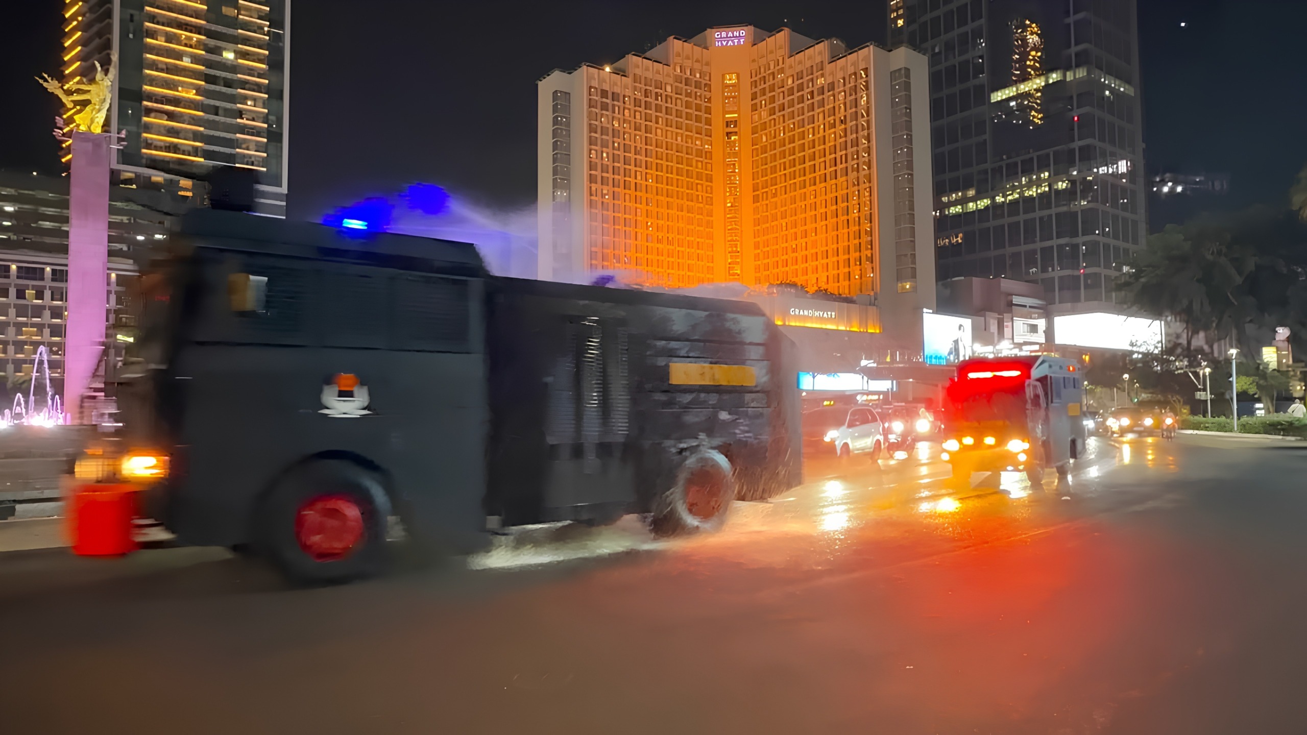 Abu Vulkanik Anak Krakatau Menyebar, Brimob Kerahkan AWC Semprot Jalan Jakarta hingga Bekasi