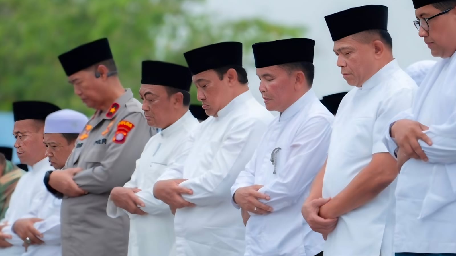 Gubernur Kalimantan Tengah, Agustiar Sabran, bersama Wakil Gubernur Edy Pratowo, memimpin langsung pelaksanaan Salat Istisqa
