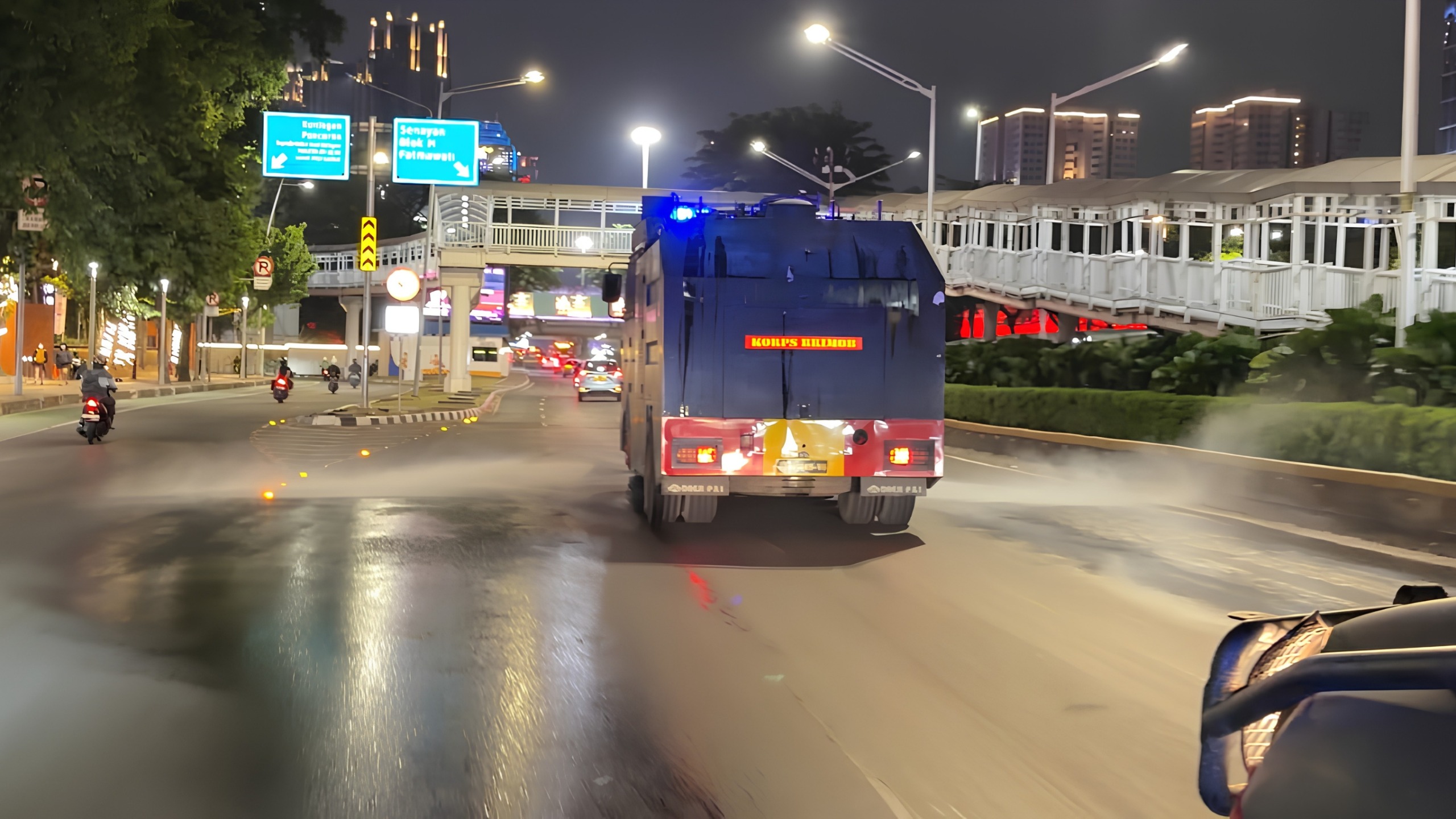 Abu Vulkanik Anak Krakatau Menyebar, Brimob Kerahkan AWC Semprot Jalan Jakarta hingga Bekasi