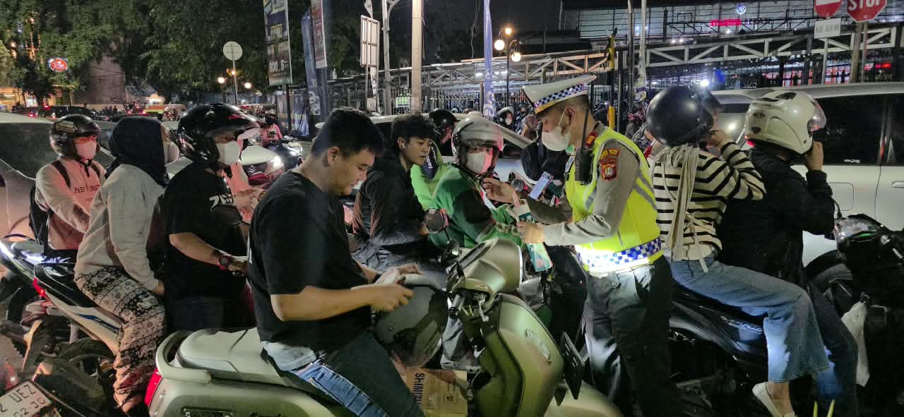 Antisipasi Abu Vulkanik Anak Krakatau, Polres Metro Bekasi Kota Bagikan Masker ke Warga