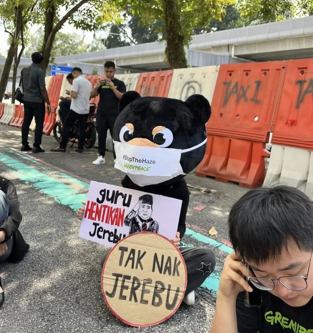 warga Malaysia demo KBRI