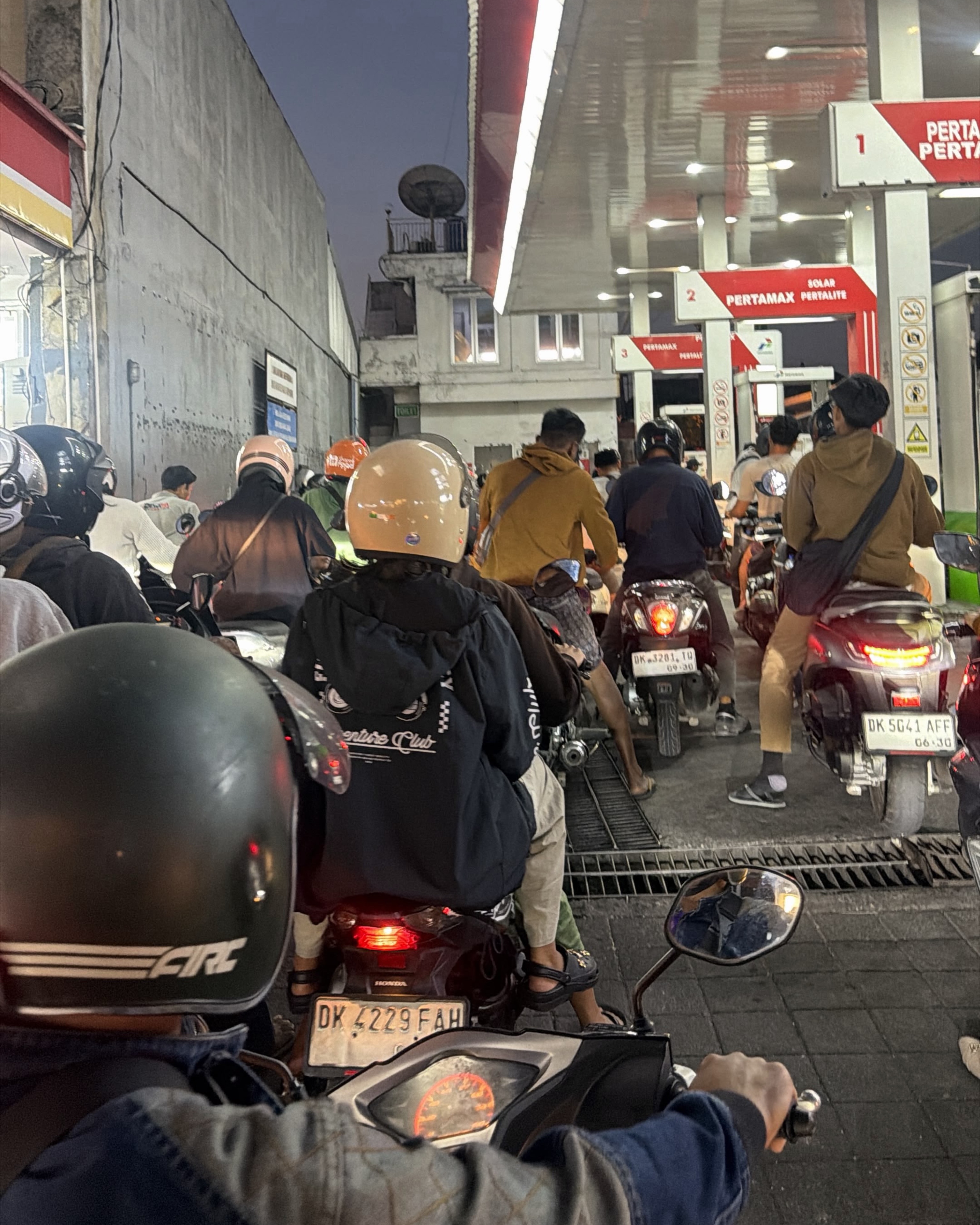 antrean Pertalite mengular SPBU Bali