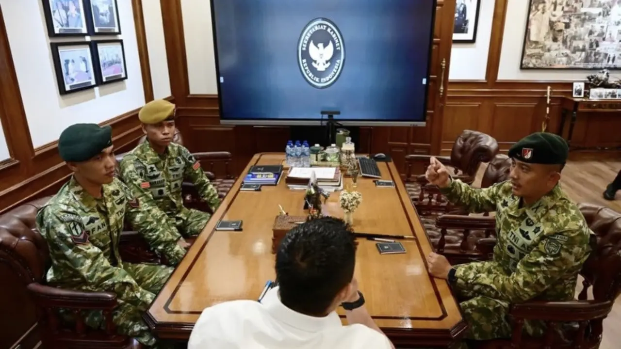 prajurit TNI kibarkan Merah Putih Aceh