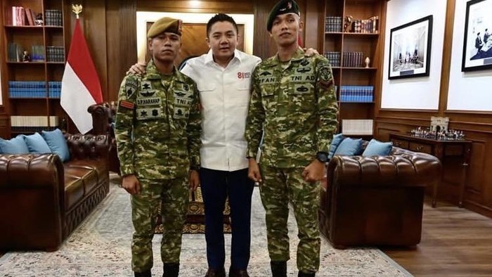 prajurit TNI kibarkan Merah Putih Aceh