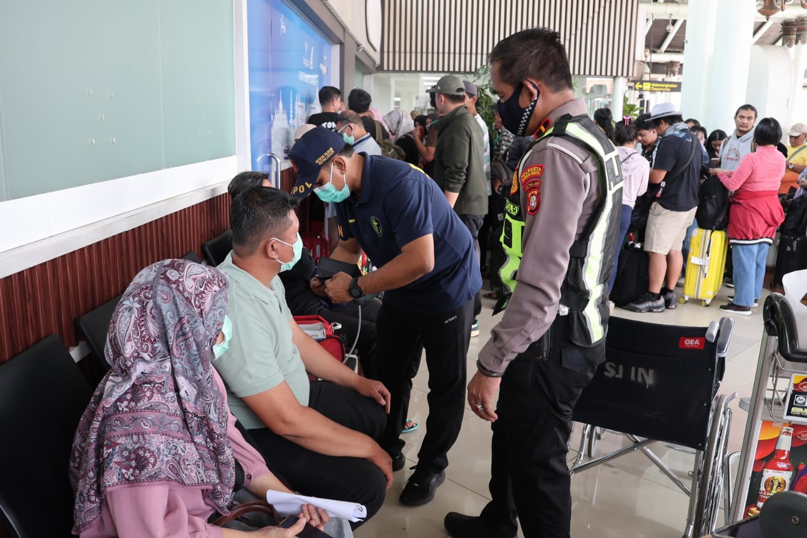 Polri Bagikan Snack dan Layanan Kesehatan untuk Penumpang di Bandara Soetta