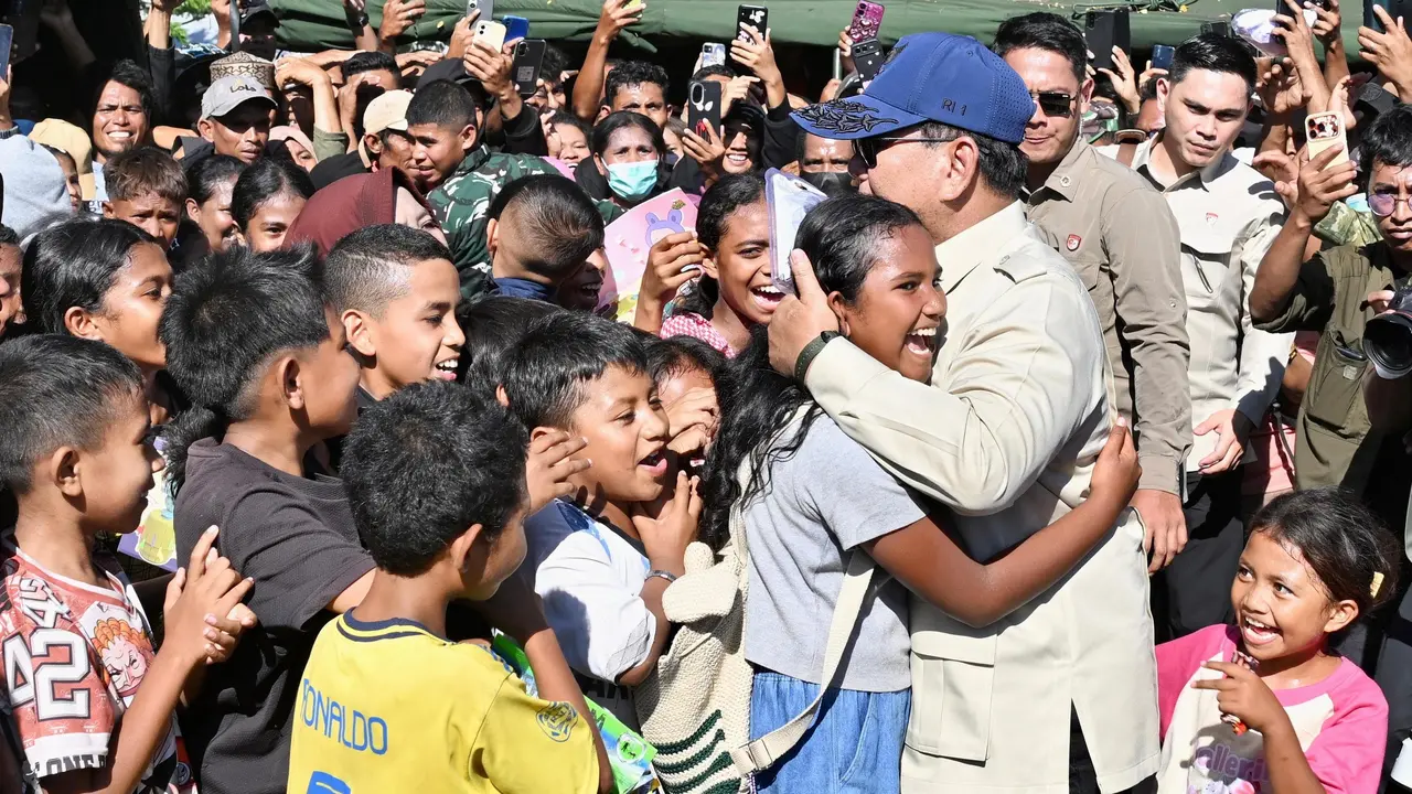 Prabowo peluk pengungsi gempa NTT