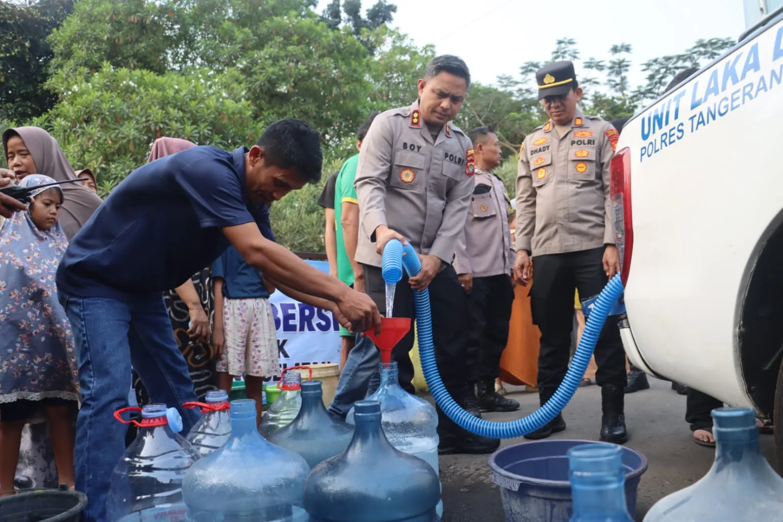 Polres Tangsel Salurkan Air Bersih untuk Warga Kranggan Terdampak Kekeringan