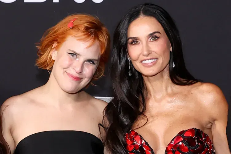 Demi Moore Bagikan Momen Haru Saat Tallulah Willis Mencoba Gaun Pengantin Balenciaga