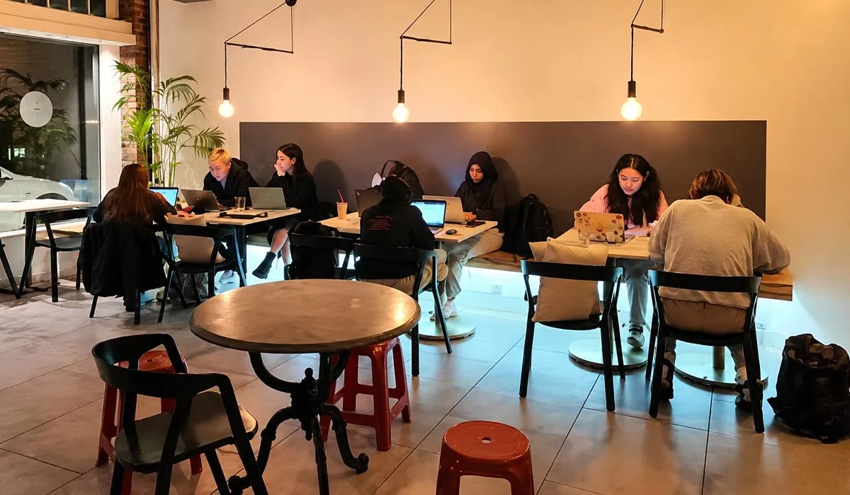 Kenapa Anak Muda Bali Makin Betah Kerja di Cafe? Ternyata Bukan Cuma Soal Kopi