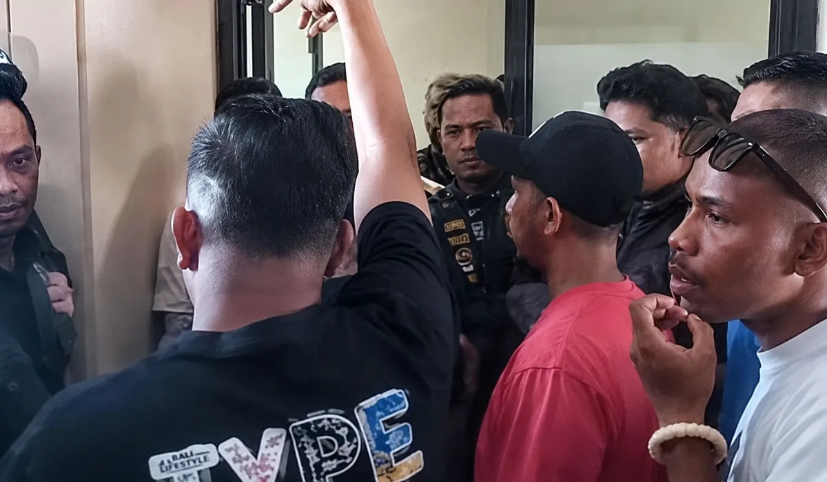 Warga Geruduk KSOP Labuan Bajo, Cari Samuel Pelaku Penganiayaan Petugas Parkir