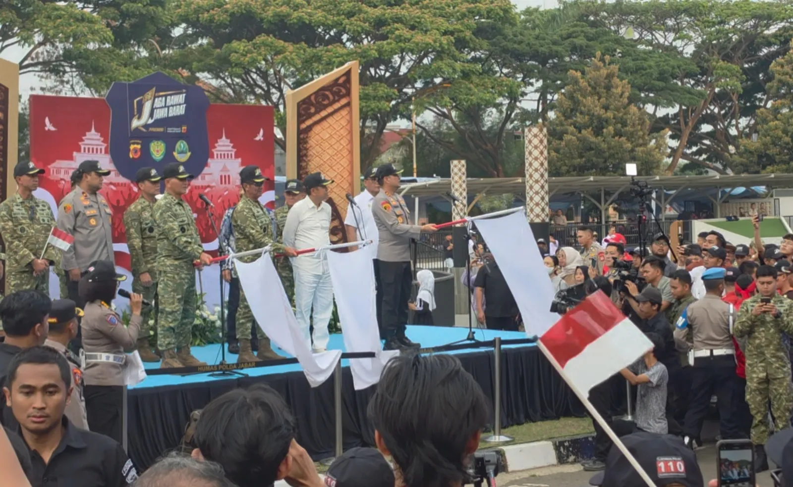 Bukan Cuma Apel, Warga Jabar Dapat Sembako hingga Makan Gratis Dalam Deklarasi Jaga Rawat Jawa Barat