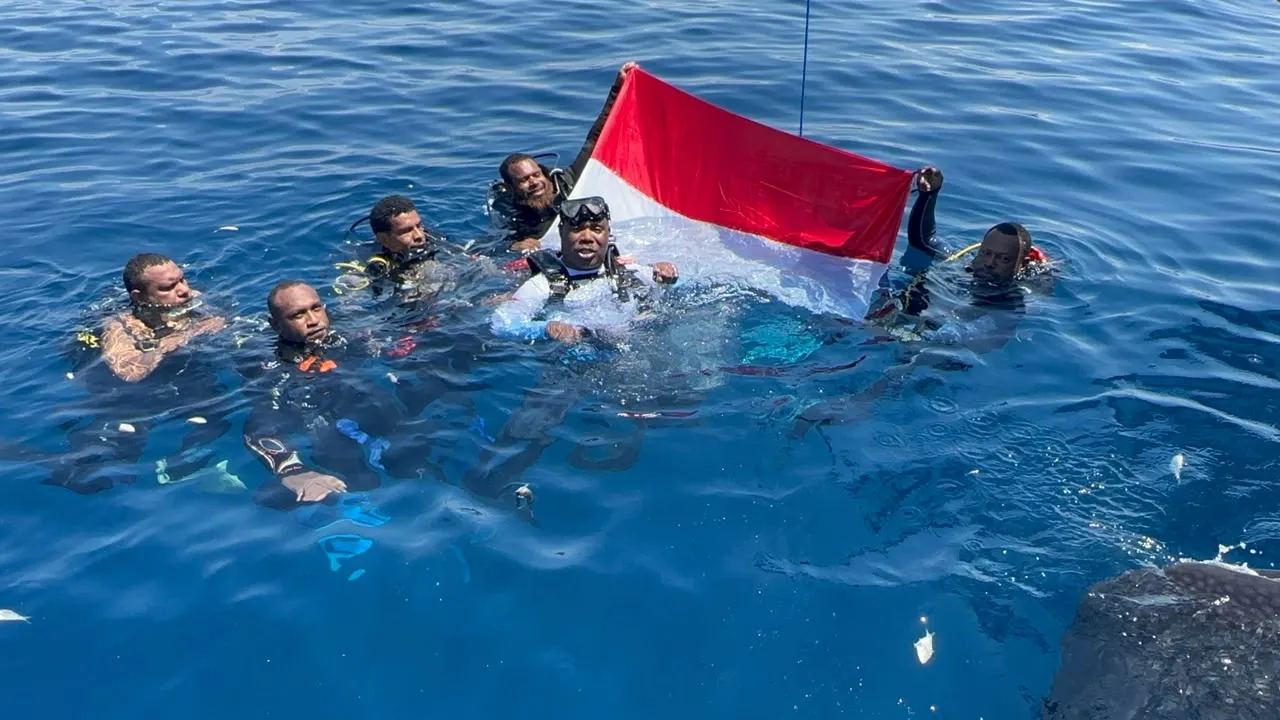 Merah Putih Berkibar di Habitat Hiu Paus Teluk Cenderawasih, Bawa Pesan Kemerdekaan untuk Papua Tengah