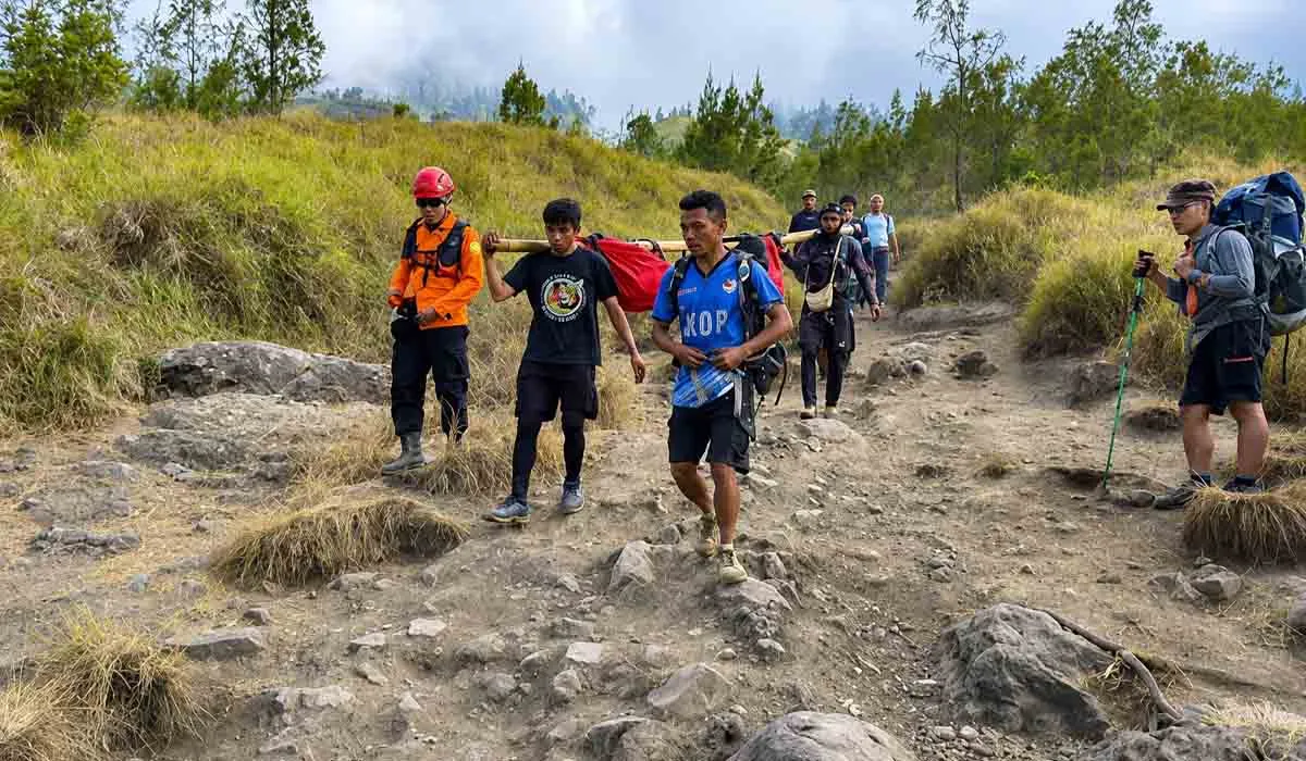 Turis Prancis Terpeleset Saat Turun dari Rinjani, Dievakuasi Estafet Pakai Tandu
