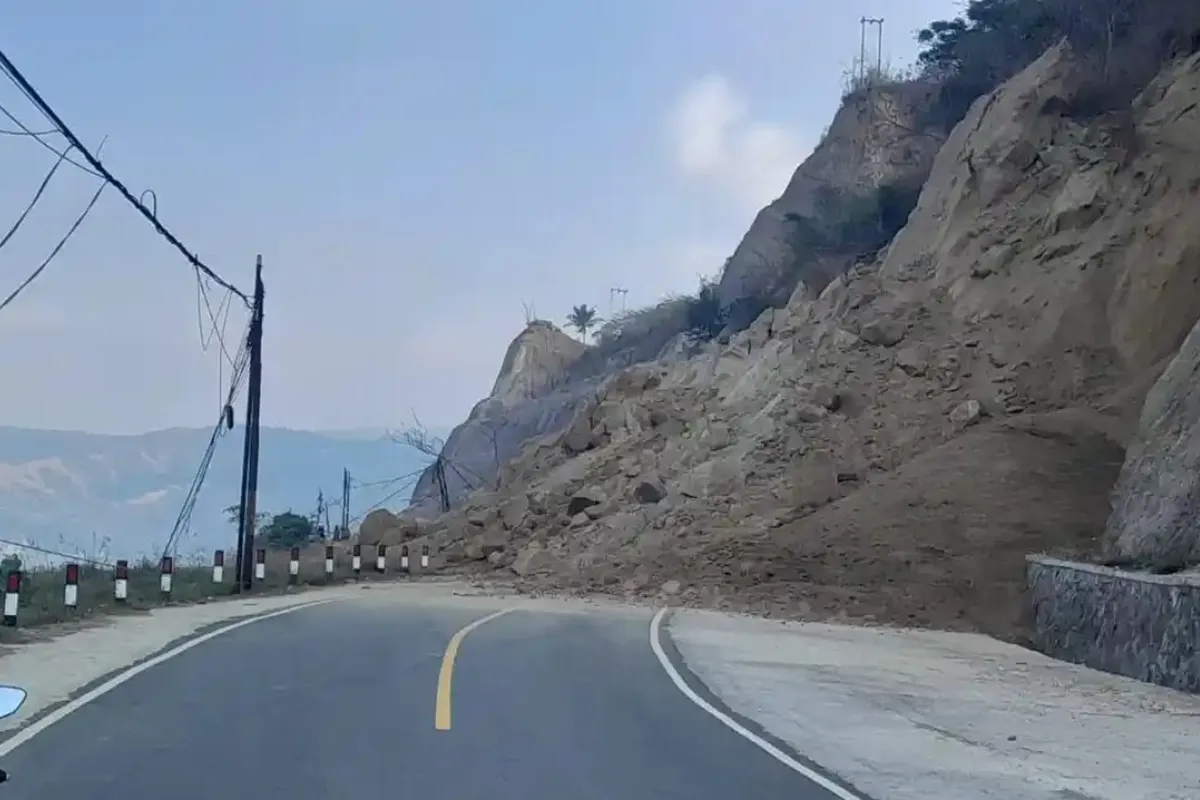 Nagekeo Terisolasi Usai Jalan Putus Akibat Gempa M7,7 Flores