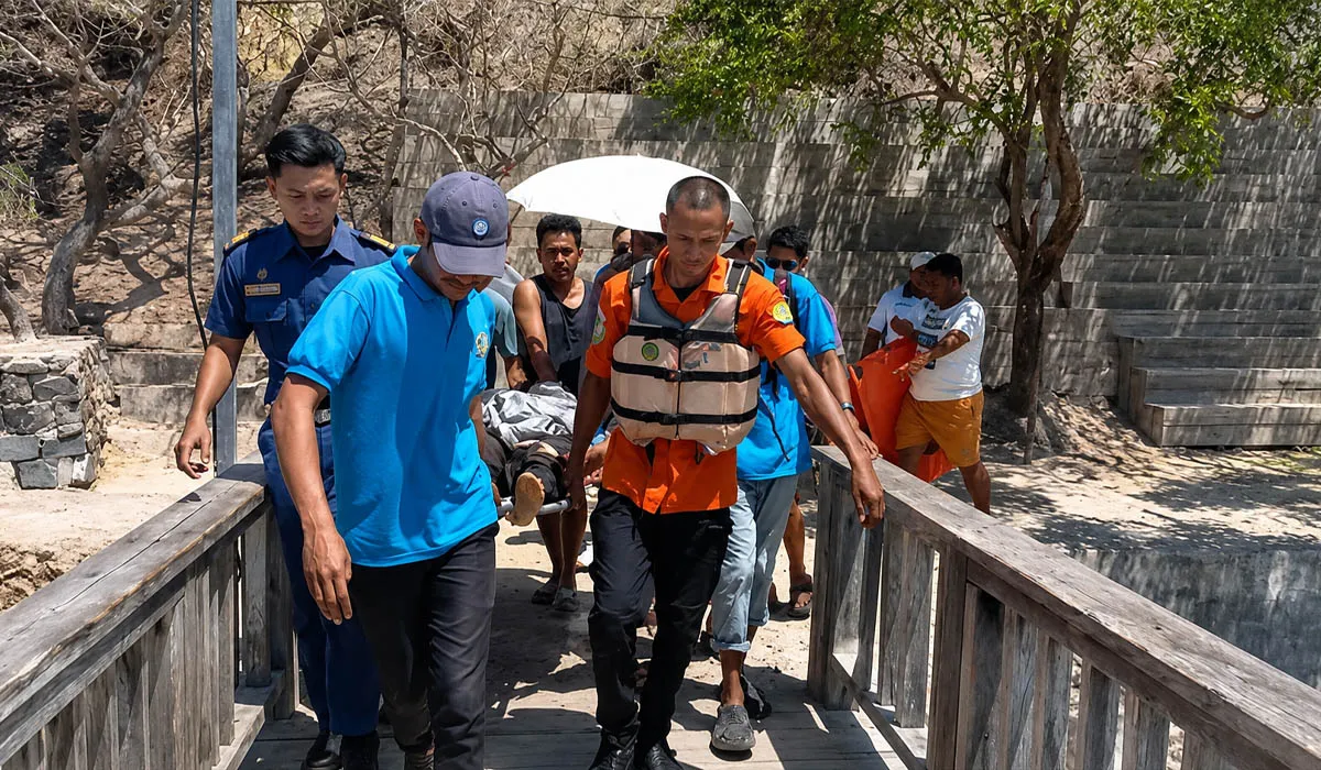 Turis China Jatuh di Puncak Pulau Padar Usai Berfoto, Dievakuasi SAR