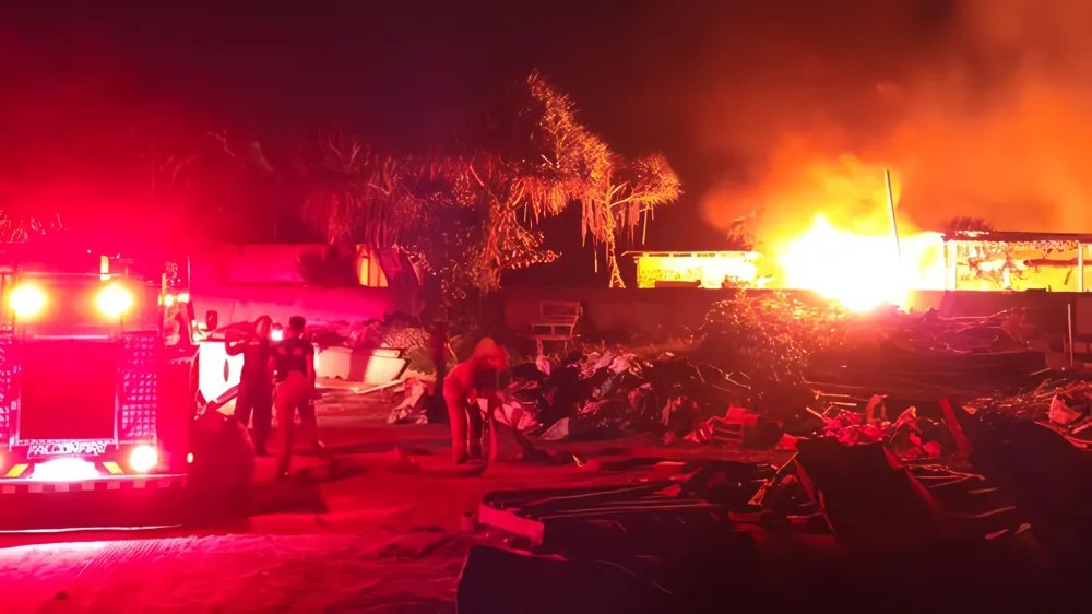 Angin Kencang Pantai Perancak Bikin Api Ganas, 10 Bar Kayu-Bambu Rata dengan Tanah